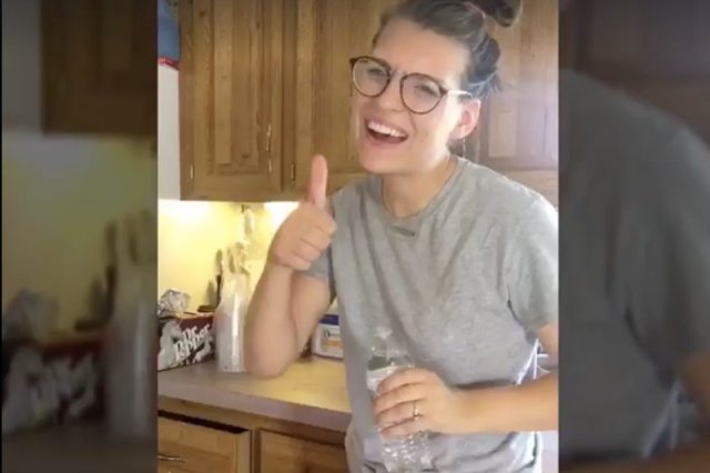 Liz nagrywa filmy, które mają pomóc innym matkom w nabraniu dystansu do macierzyństwa i obowiązków domowych.
