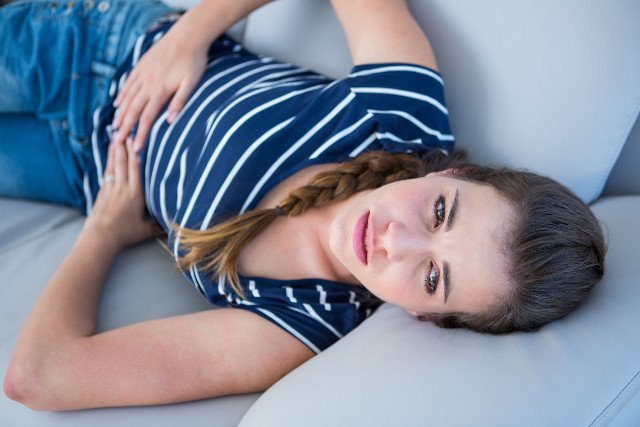 PMS czy PMDD, kobiety skarżą się na różne dolegliwości związane z miesiączkowaniem.