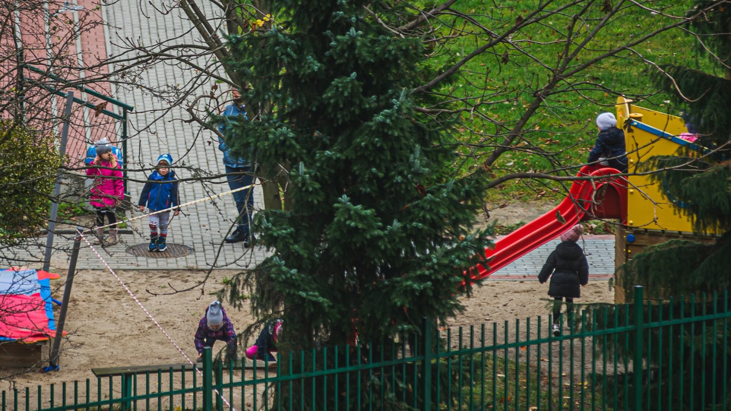 Ilość infekcji w przedszkolach niespotykana od lat. Sale wyludnione
