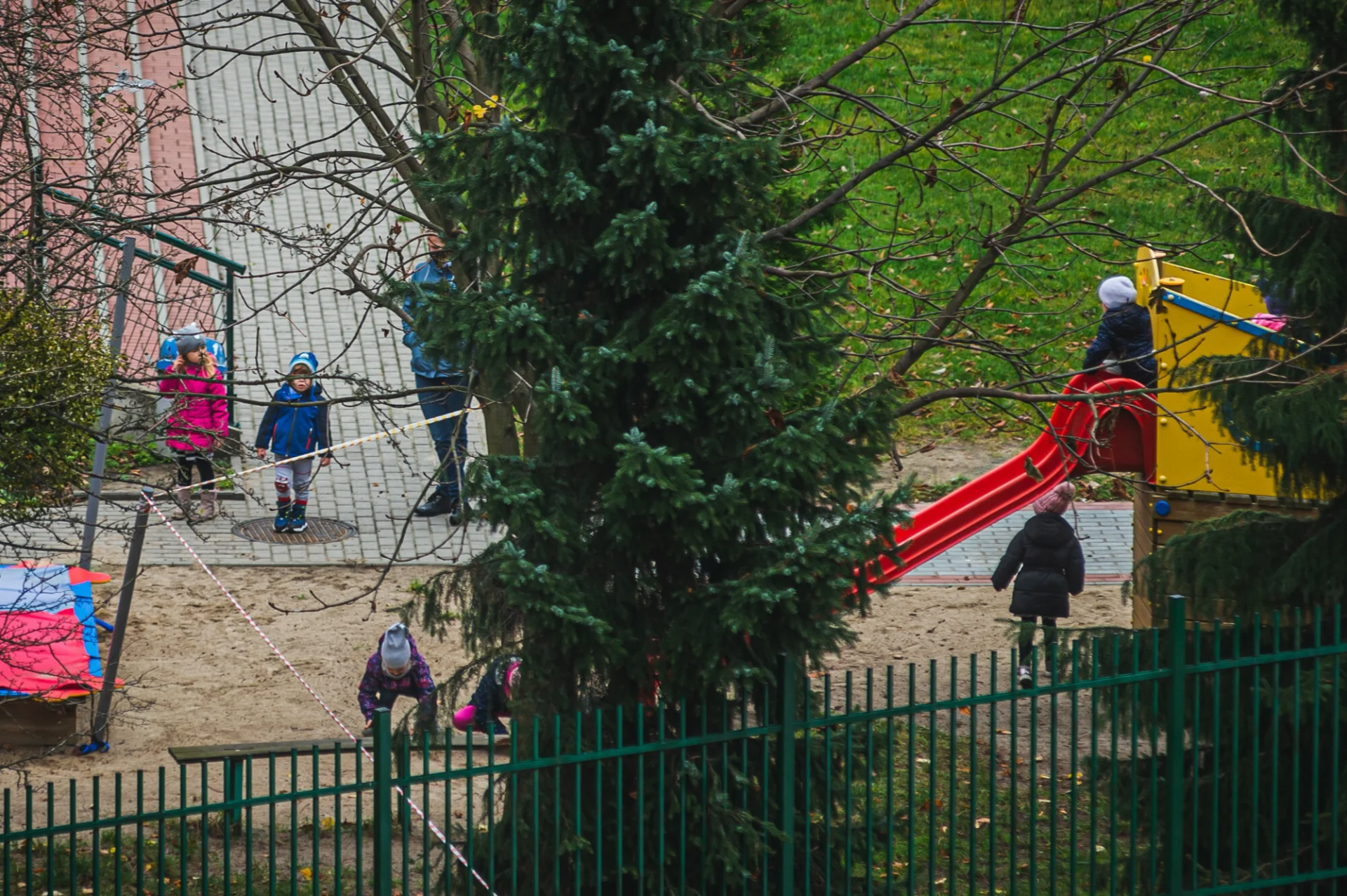 Ilość infekcji w przedszkolach niespotykana od lat. Sale wyludnione