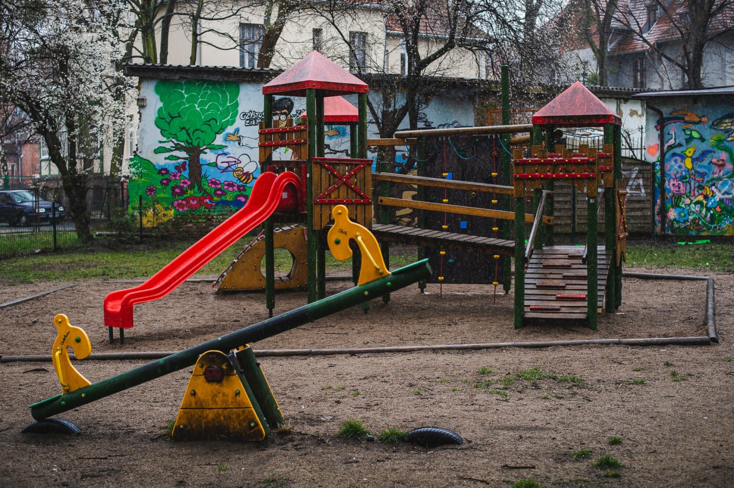 mokra zjeżdżalnia na placu zabaw