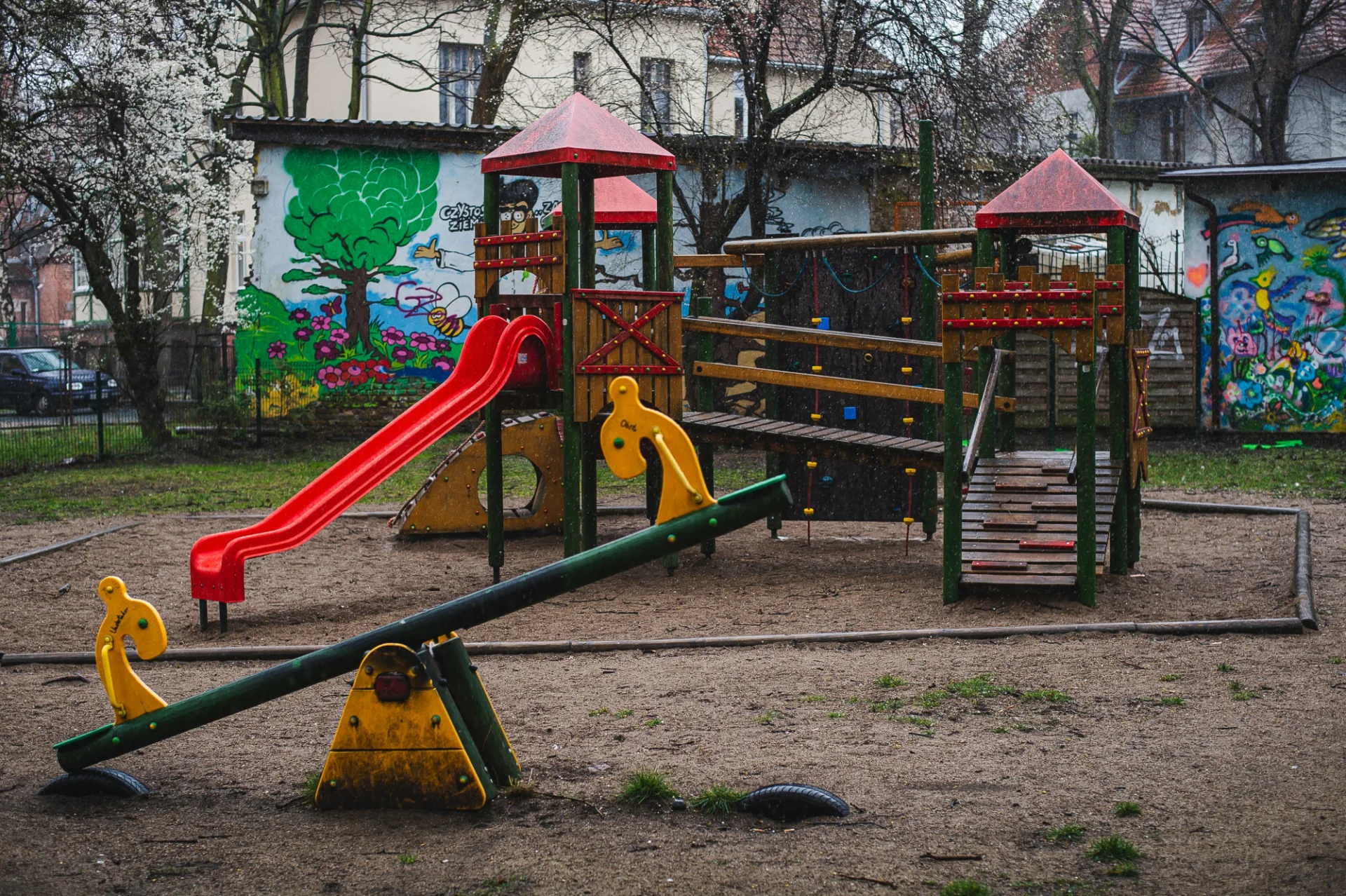 mokra zjeżdżalnia na placu zabaw