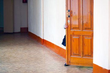 uczennica wchodząca do klasy