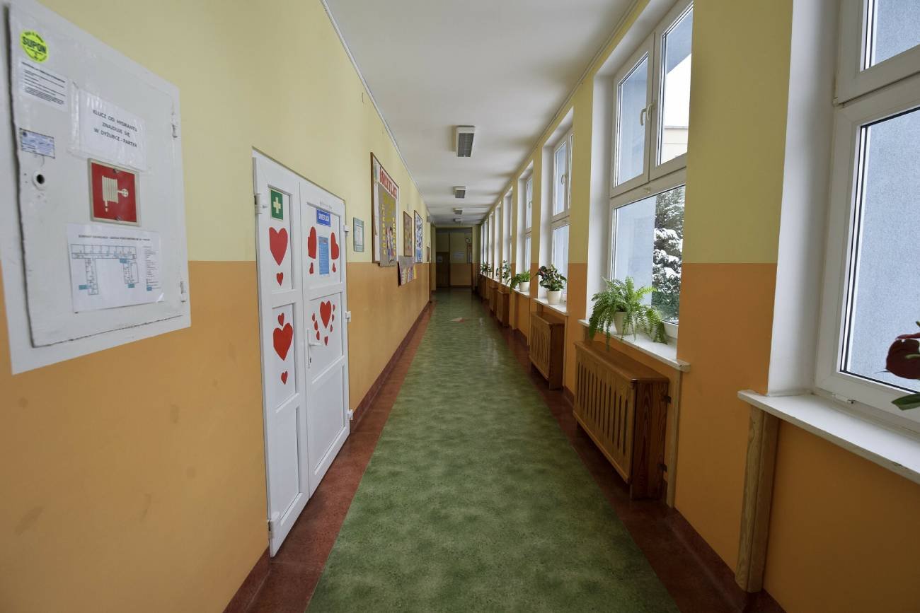 pijana nauczycielka, alkohol, alkohol w szkole, małe dzieci, dzieci na świetlicy, dzieci pod opieką nauczyciela, pijany nauczyciel, szkolna świetlica