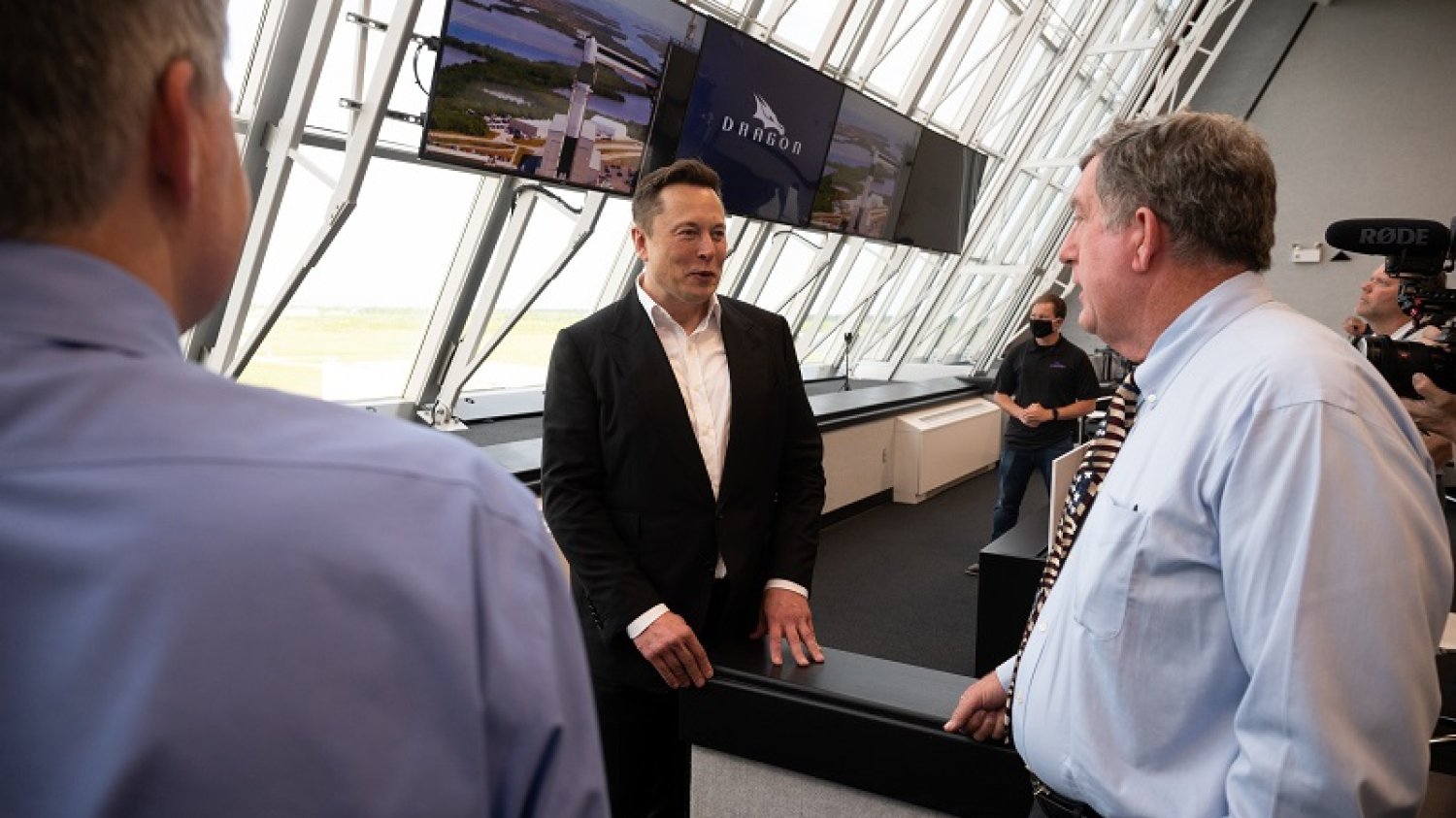 Elon Musk podczas rozmowy z przedstawicielami NASA po udanym wyniesieniu na orbitę kapsuły załogowej Crew Dragon przez rakietę Falcon 9 należącą do SpaceX, firmy Elona Muska.