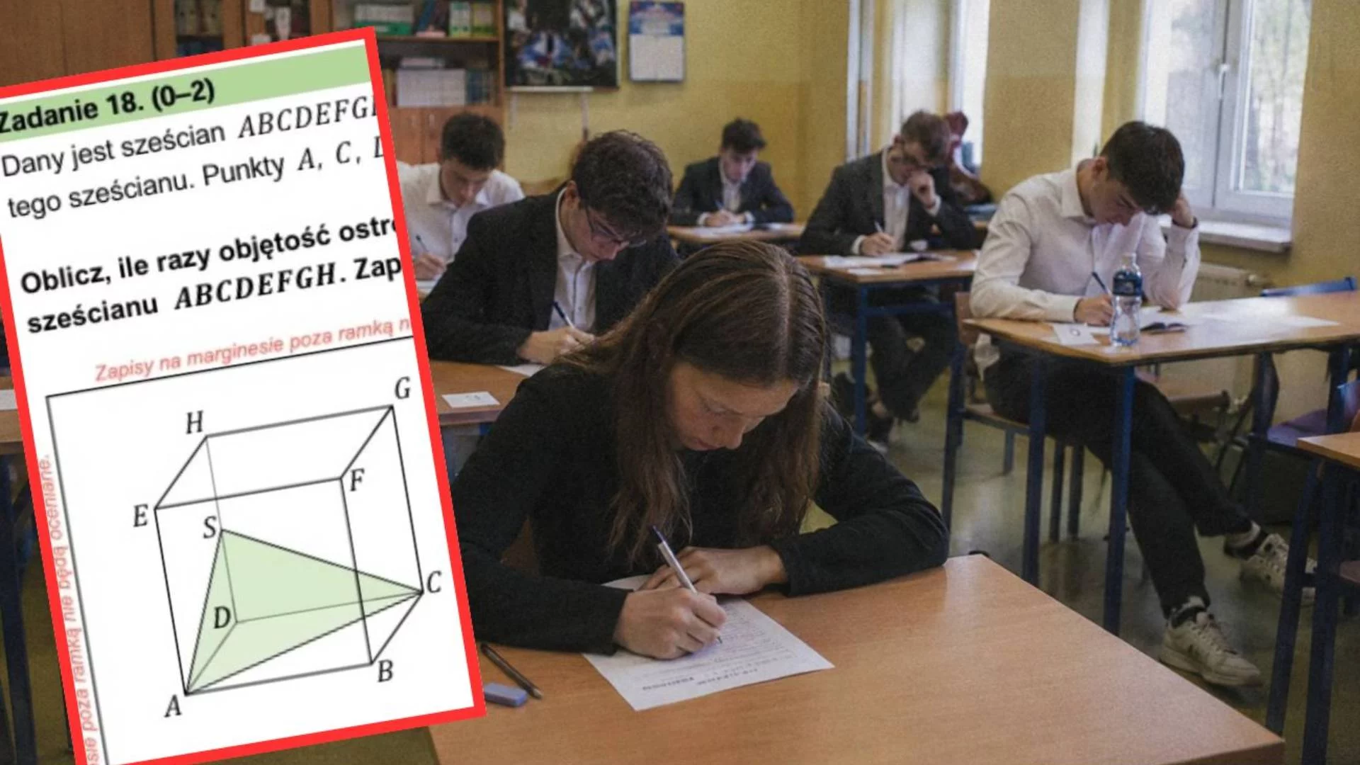uczniowie piszą w klasie egzamin ósmoklasisty