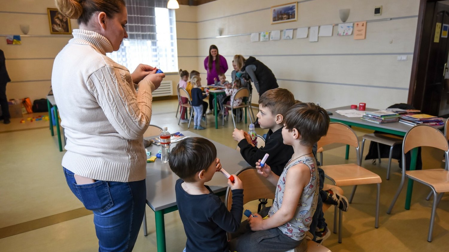Dzieci w szkolnej świetlicy