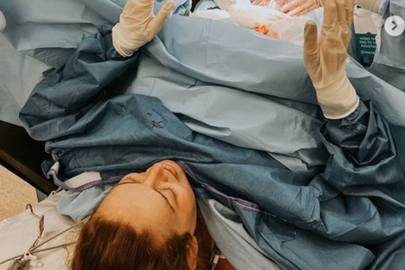 Zdecydowała się na kontrowersyjny poród. Rodząca sama asystowała w swoim porodzie [zdjęcia]