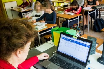 Nauczyciel i e-dziennik w klasie