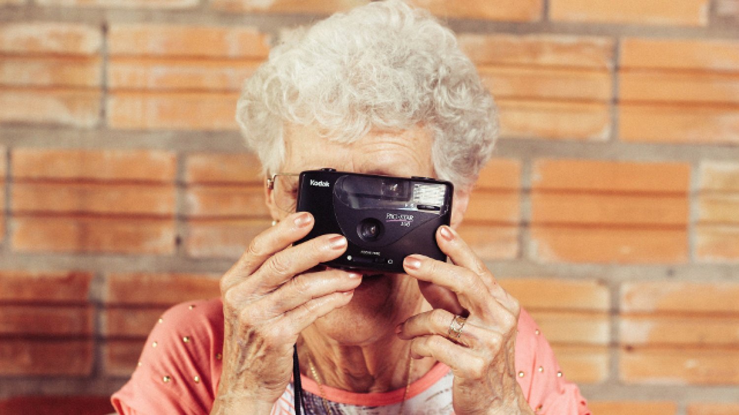 Fot. Pixabay / [url=https://pixabay.com/pl/babcia-stary-pani-fotograf-kodak-923871/] StockSnap [/url] / [url=https://pixabay.com/pl/service/terms/#usage] CC0 Public Domain [/url]