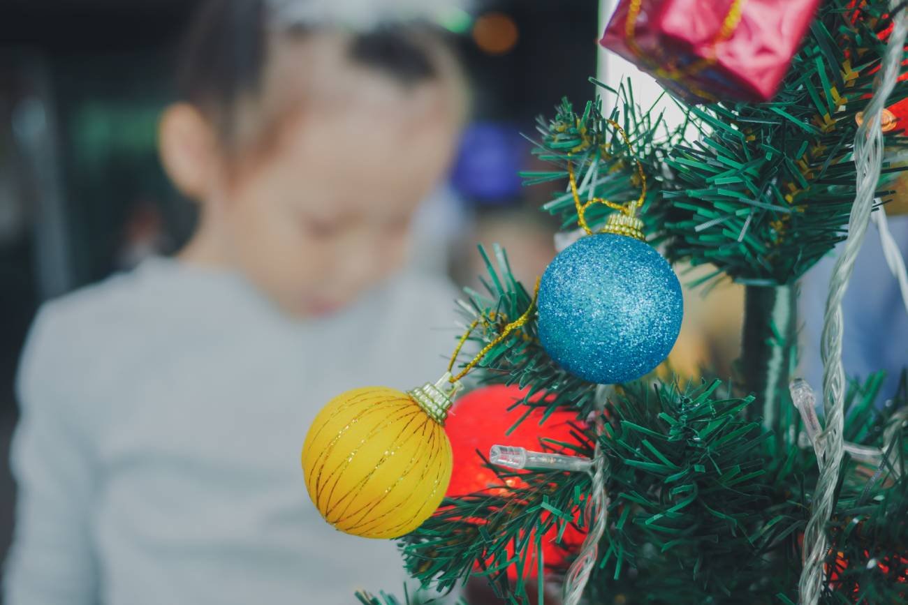 Mała dziewczynka w tle choinki. Mała dziewczynka w tle choinki.