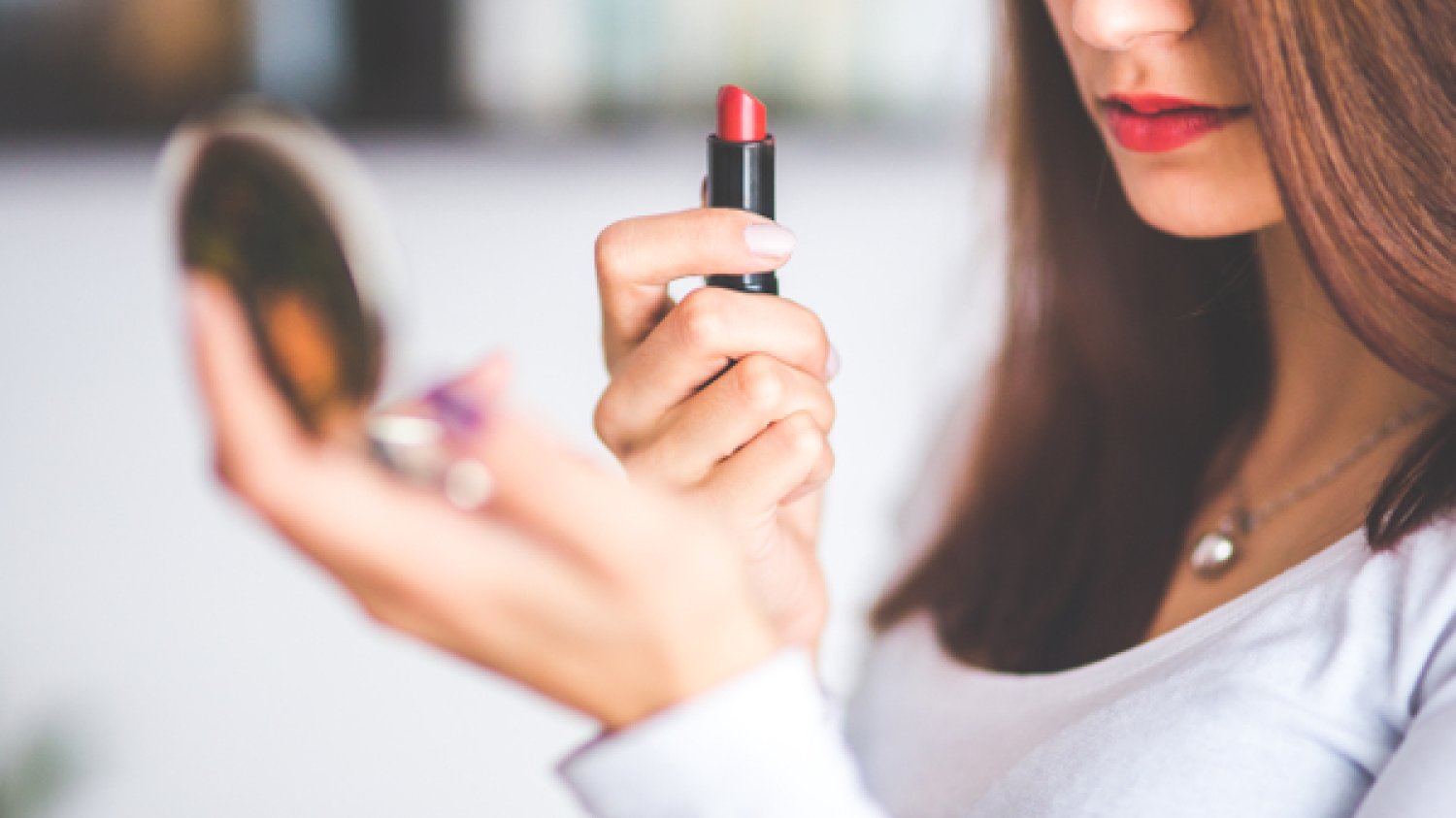 Fot. Pexels / [url=https://www.pexels.com/photo/woman-with-brown-hair-doing-lipstick-and-holding-little-mirror-6393/]kaboompics.com[/url] / [url=https://www.pexels.com/photo-license/]CC0[/url]