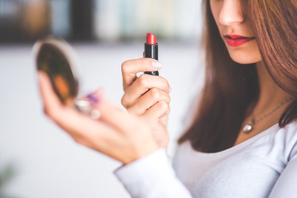 Fot. Pexels / [url=https://www.pexels.com/photo/woman-with-brown-hair-doing-lipstick-and-holding-little-mirror-6393/]kaboompics.com[/url] / [url=https://www.pexels.com/photo-license/]CC0[/url]