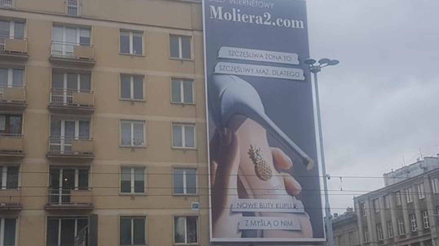 Taką reklamę od kilku dni mogą podziwiać poruszający się po centrum Warszawiacy
