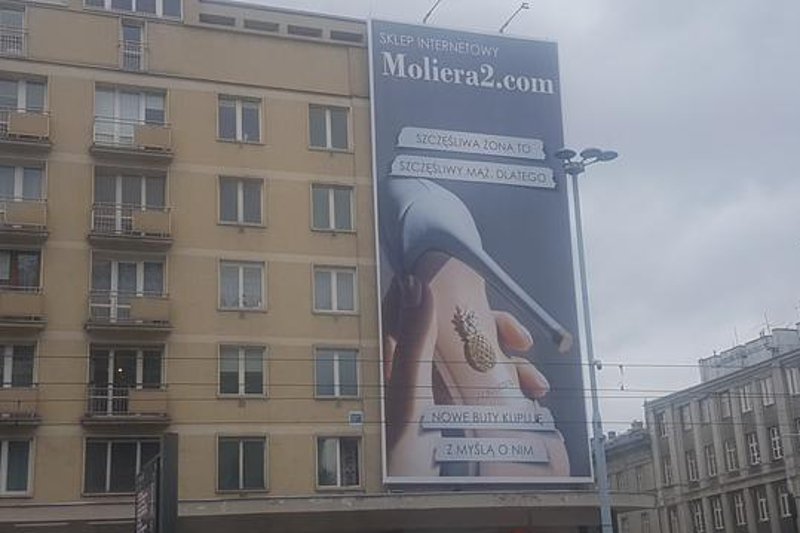 Taką reklamę od kilku dni mogą podziwiać poruszający się po centrum Warszawiacy