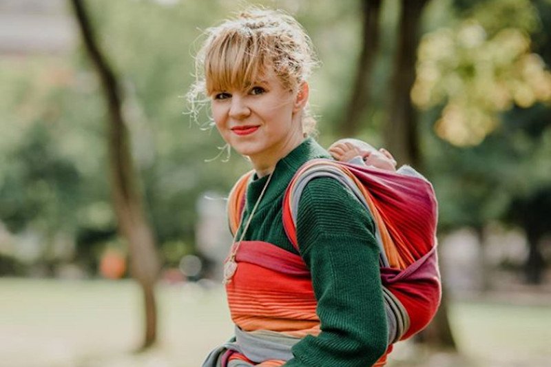 Noszenie dziecka w chuście. Doradczyni obala mity o chustonoszeniu