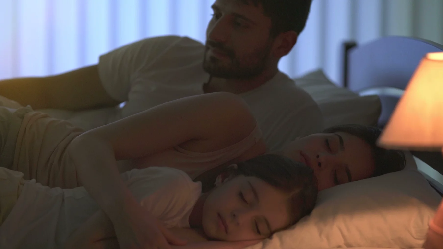 Na zdjęciu widać dziewczynkę, która przyszła do rodziców do łóżka