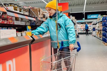 Chłopiec w markecie z wózkiem. Chłopiec w markecie z wózkiem.