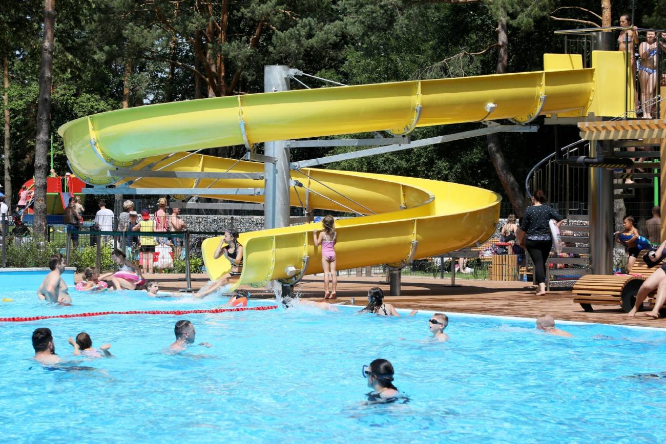 basen, pływalnia, lato na basenie, sposób na upały, jak odpocząć opiekując się dziećmi