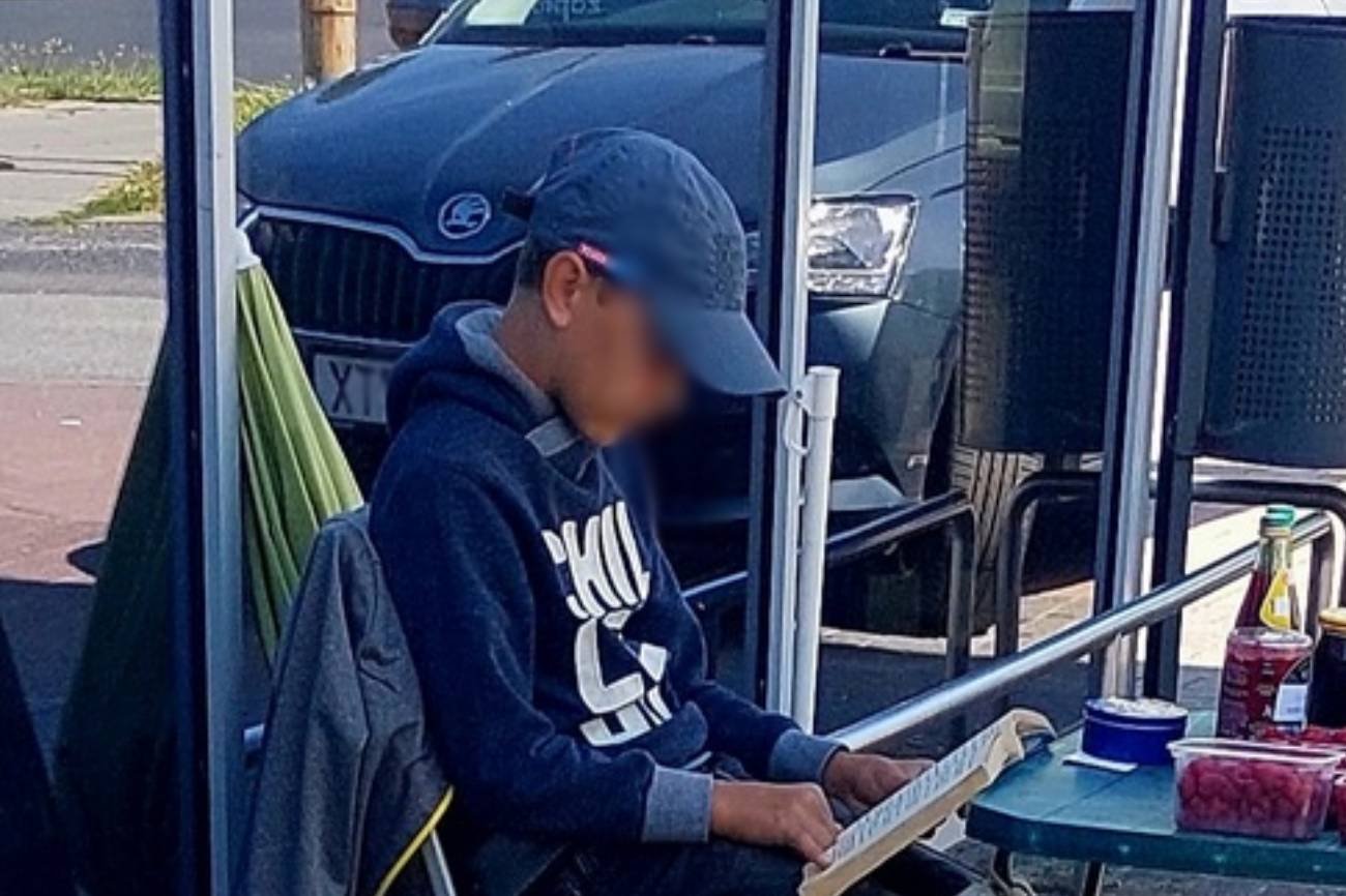 Chłopiec na ulicy w Gnieźnie codziennie czyta książki i sprzedaje przetwory.