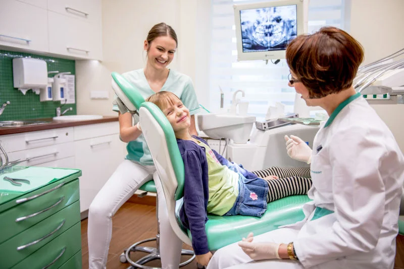 Idąc po raz pierwszy z dzieckiem do dentysty, wybierajmy klinikę, której personel ma doświadczenie w opiece stomatologicznej nad małymi pacjentami