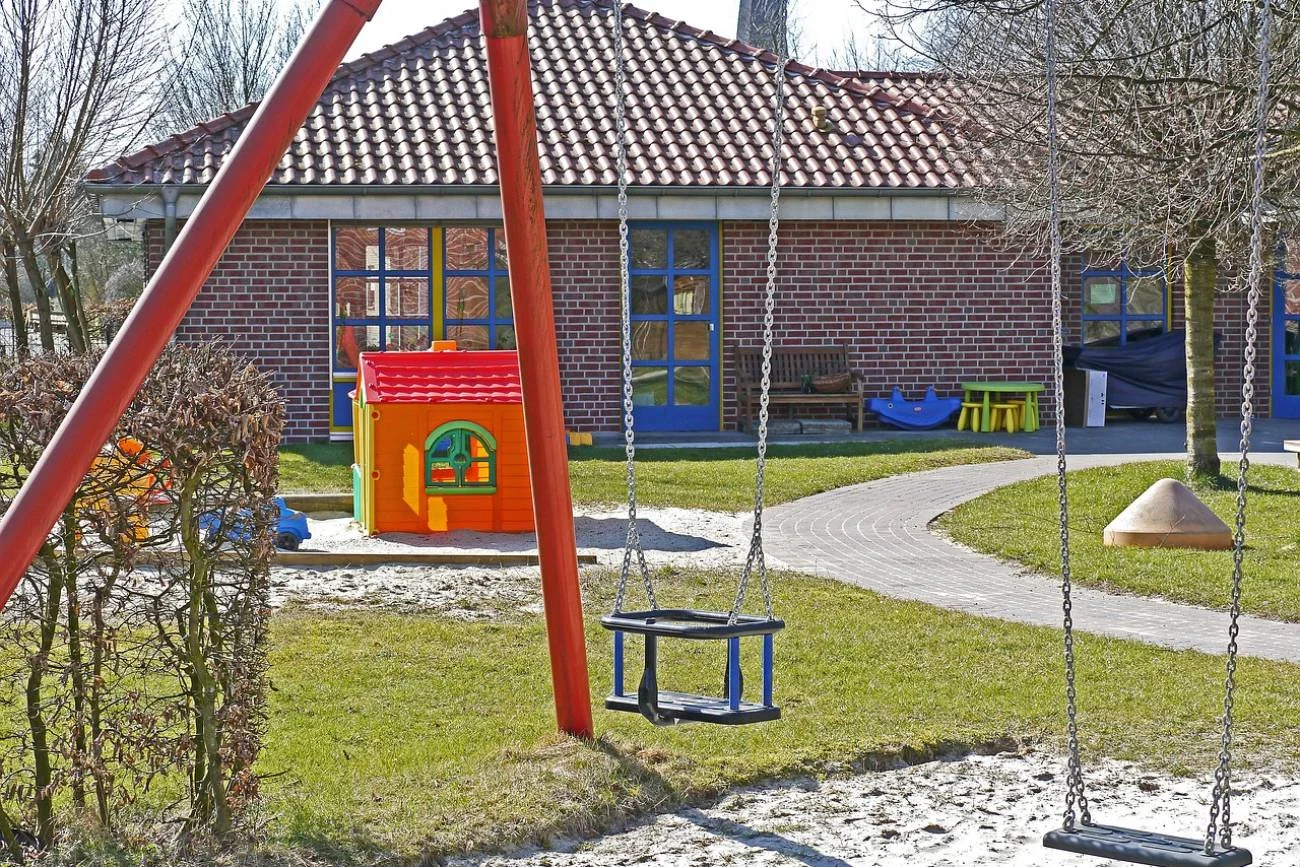 Teren dookoła i budynek przedszkola.