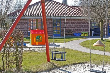 Teren dookoła i budynek przedszkola.
