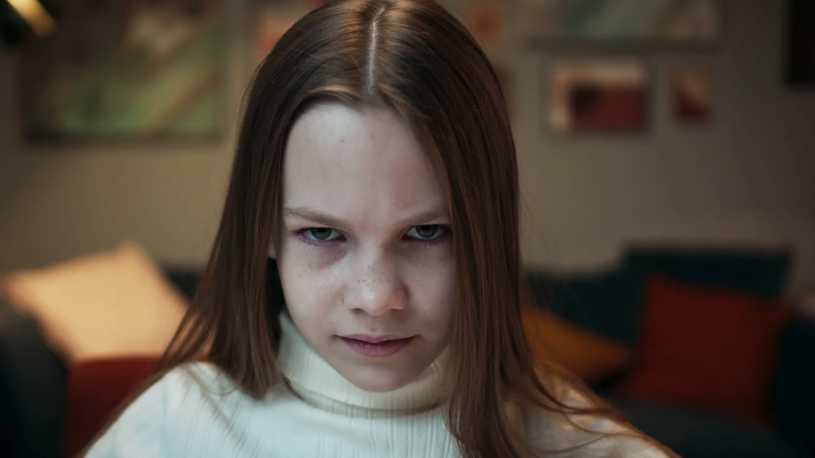 Na zdjęciu dziewczynka ma naburmuszoną miną