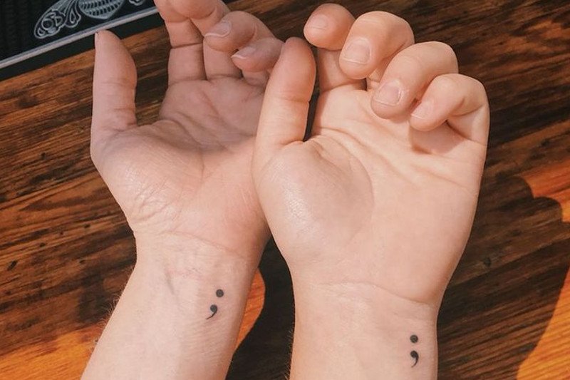 Tatuaż-średnik to ważny znak dla otoczenia