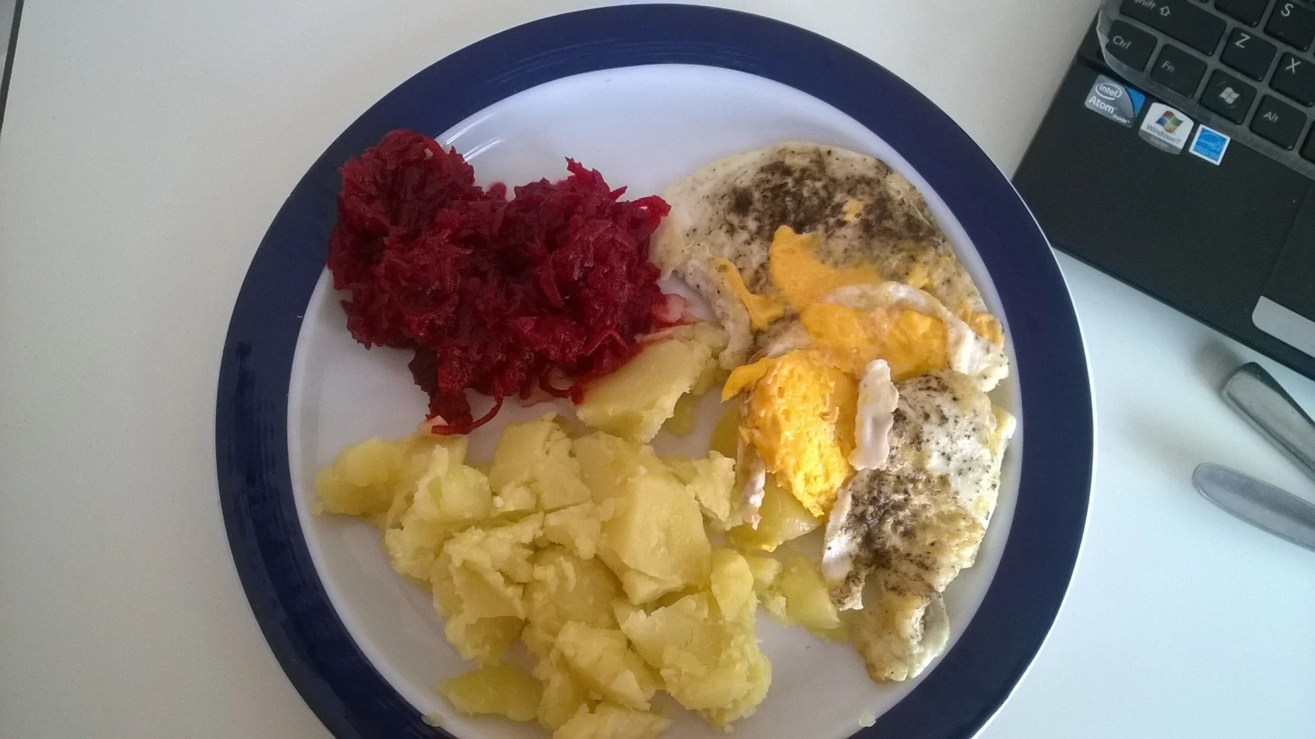 Pieprzu w kuchni nie żałują. Tak wyglądały prawie codziennie obiady, tylko surówka się zmieniała.