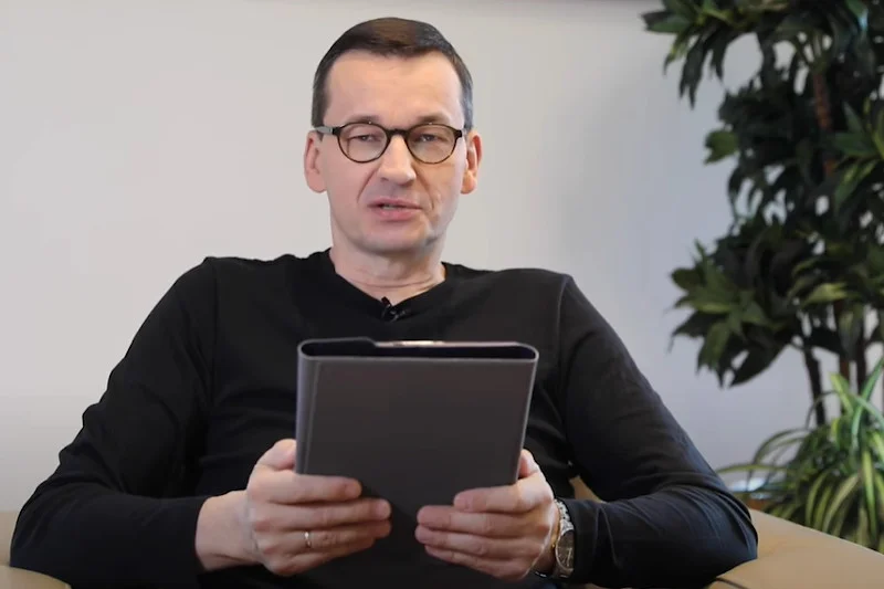 Premier czyta bajkę "Lokomotywa" na Dzień Dziecka