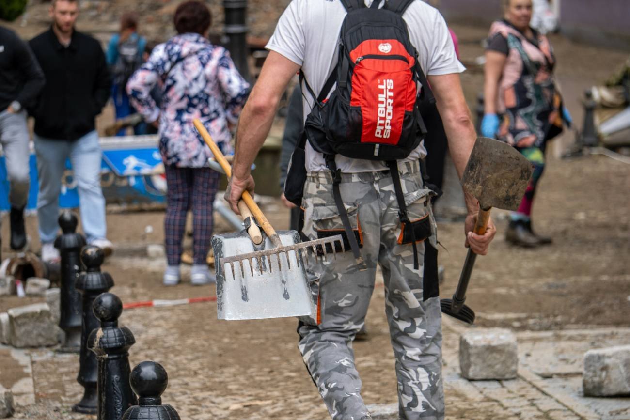 Plecak ewakuacyjny: mężczyzna podczas powodzi.