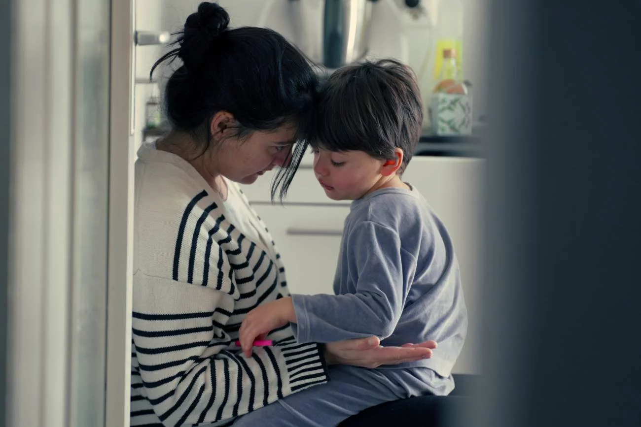 mama przytula dziecko