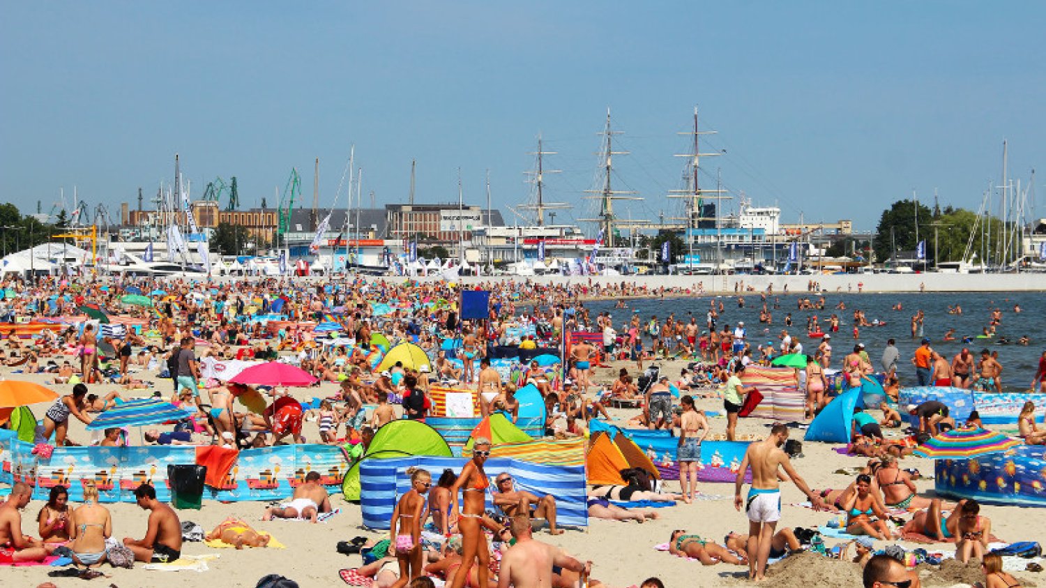 Taki widok na plażach w Polsce nie jest wyjątkiem.