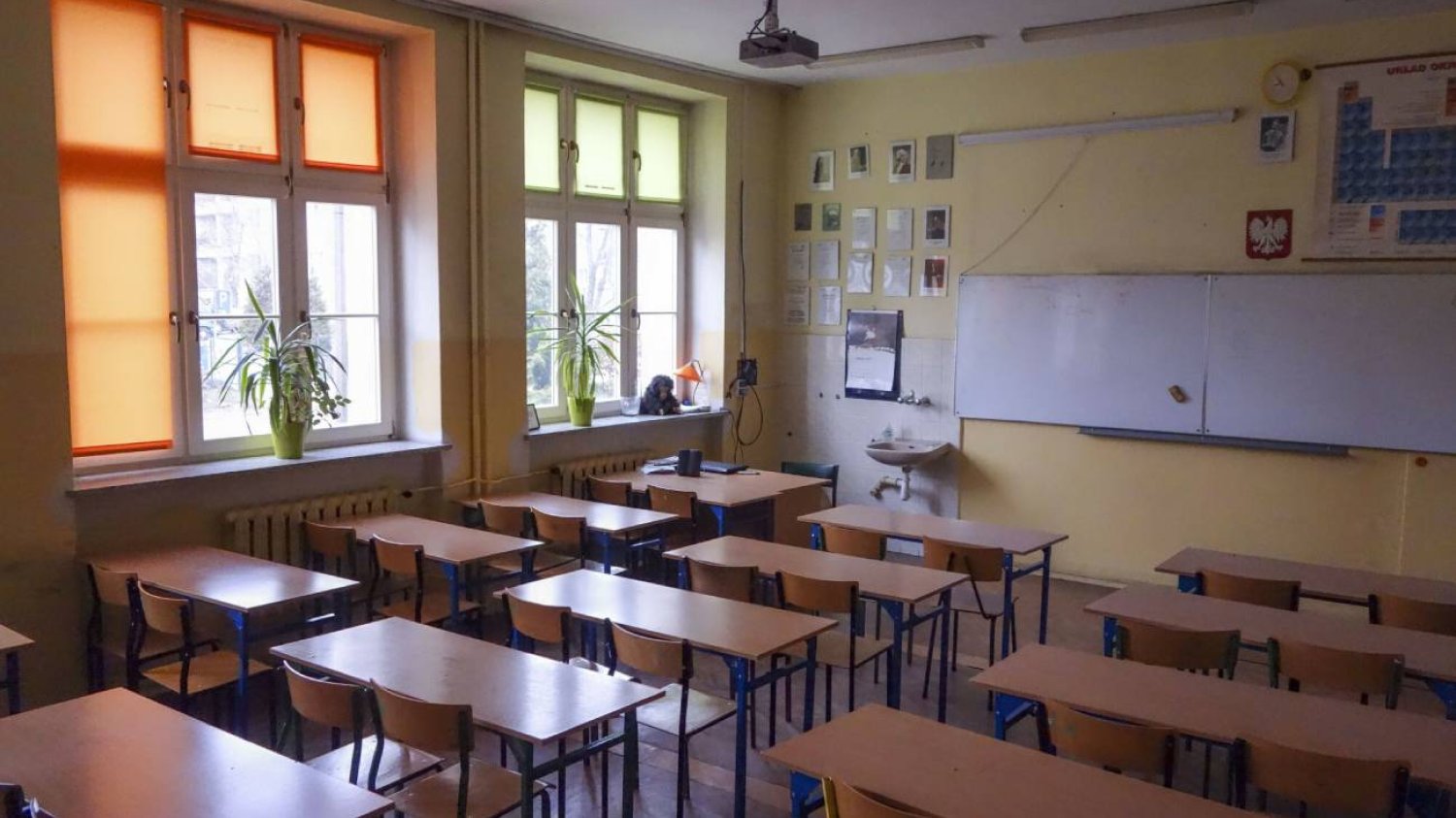 Pusta klasa lekcyjna.