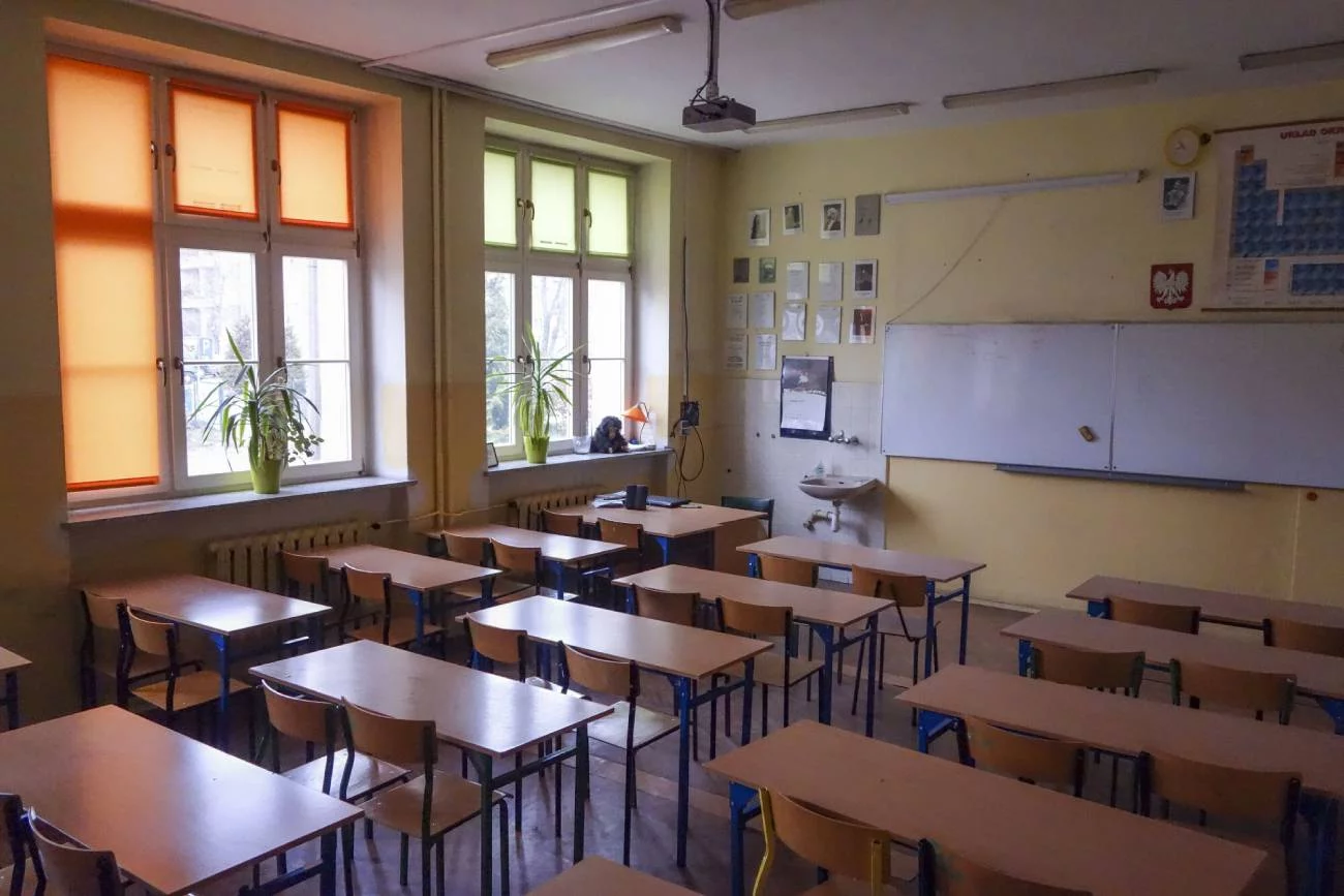Pusta klasa lekcyjna.