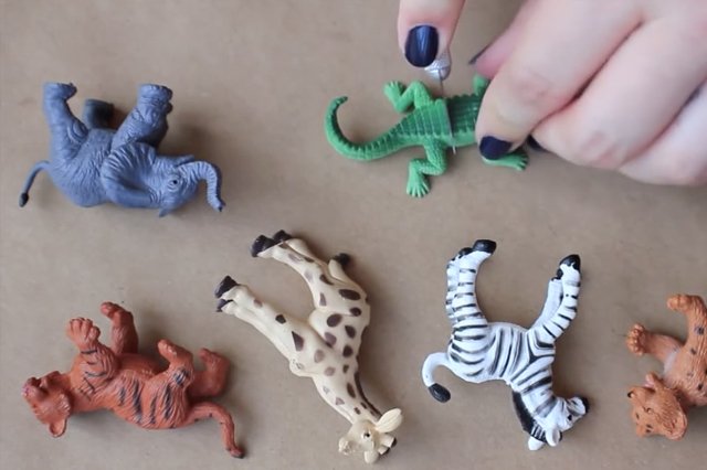 Fot. Screen z YouTube / [url=https://www.youtube.com/watch?v=9MMYHC8Xf88]Laryn Michael, DIY Gold Animal Jewelry Hanger[/url]