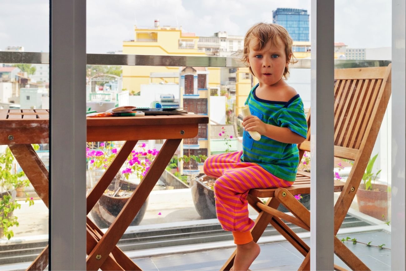 Słowa sąsiada wbiły mnie w ziemię. Obrzydliwe, iż dzieci muszą tego słuchać