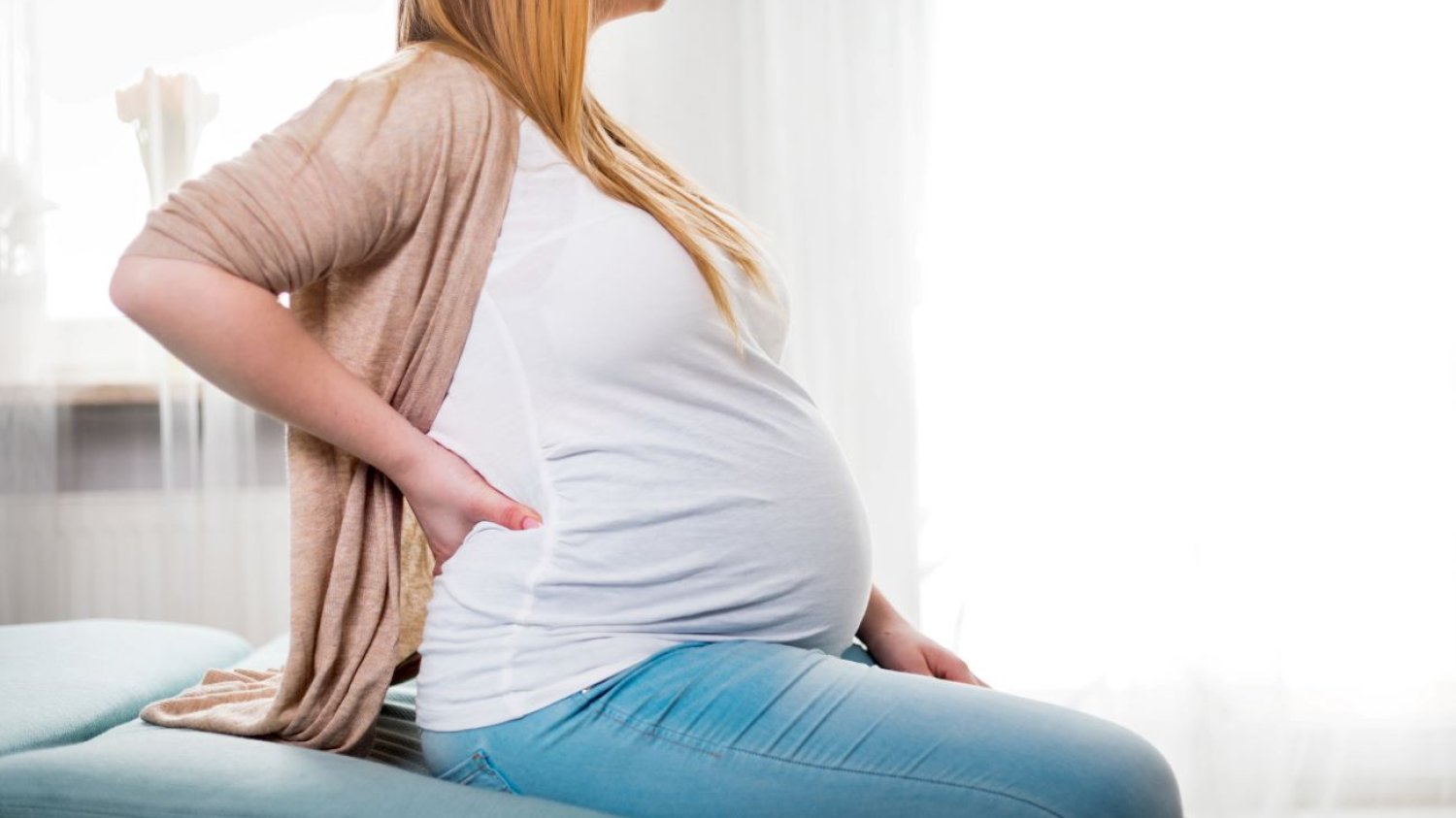 Ból pleców w ciąży często ma podłoże hormonalne.