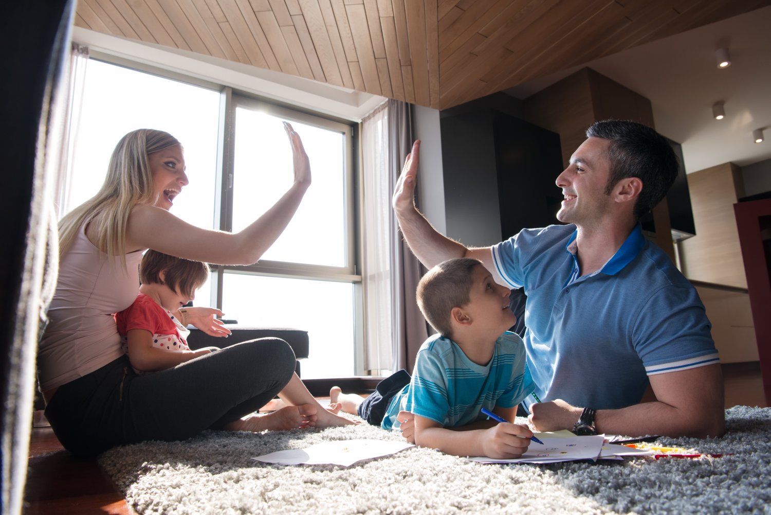 Planszówki i zabawki interaktywne: idealny sposób na wspólne wiosenne popołudnia