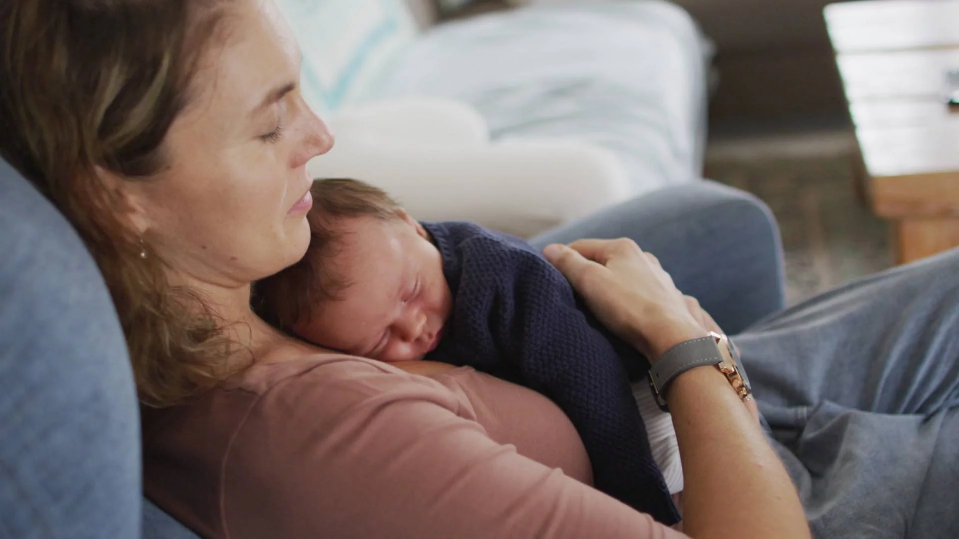 młoda mama odpoczywa z niemowlakiem śpiącym na jej klatce piersiowej młoda mama odpoczywa z niemowlakiem śpiącym na jej klatce piersiowej