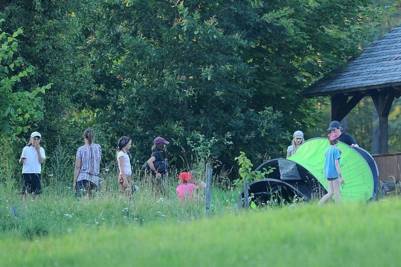 Dzieci szykują się do zielonej nocy na obozie.