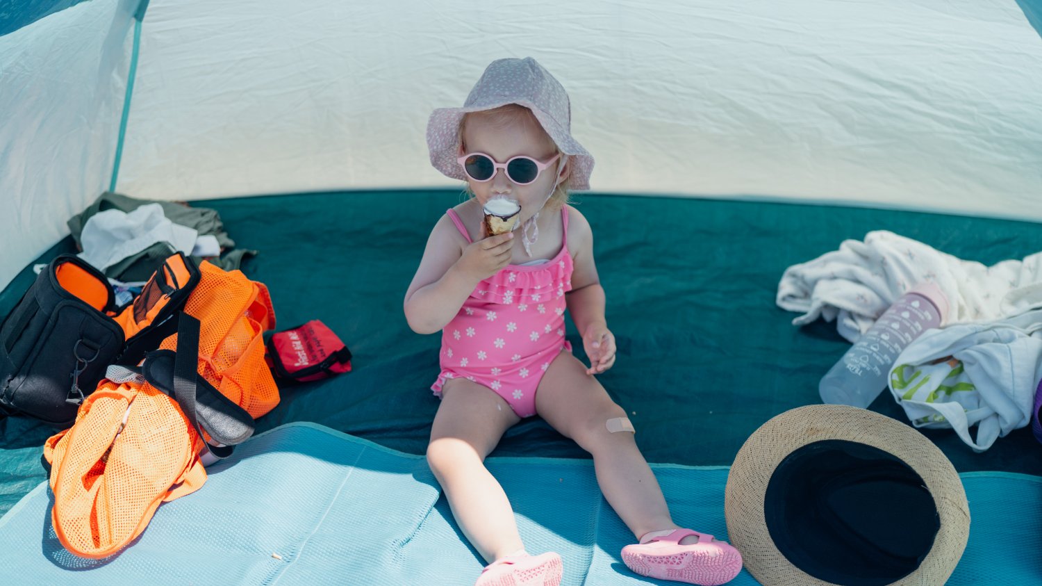 dziecko w namiocie plażowym