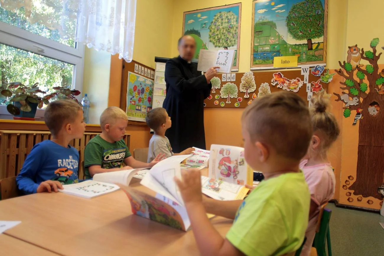 religia w szkole, obowiązkowa religia, obowiązkowa etyka, wybór między religią i etyką, religia w parafii, religia w kościele, czarnek, sondaż ipsos