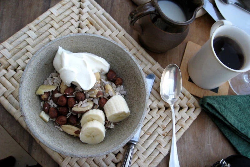Pierwsze śniadanie może składać się z muesli z jogurtem naturalnym i owocami. Ale równie dobrze możesz taki zestaw spożyć na drugie śniadanie