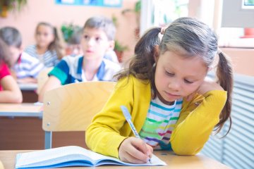 Teoretycznie dzieci nie dostają prac domowych.