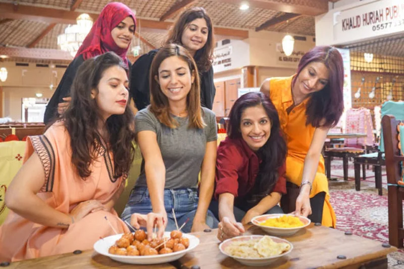 Frying Pan Adventures to kulinarna wycieczka po najbardziej oryginalnych dubajskich restauracjach. Na zdjęciu przewodniczki, które zajmują się oprowadzaniem turystów