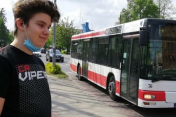 Chłopiec i autobus