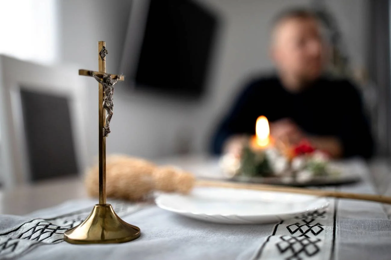 Ksiądz po kolędzie odwiedza swoich parafian. Ksiądz po kolędzie odwiedza swoich parafian.