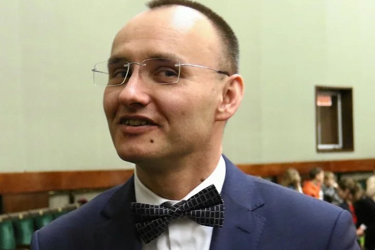 Ze względu na trudy zdalnego nauczania nauczyciele powinni podwyższyć oceny wszystkim uczniom, apeluje Rzecznik Praw Dziecka.